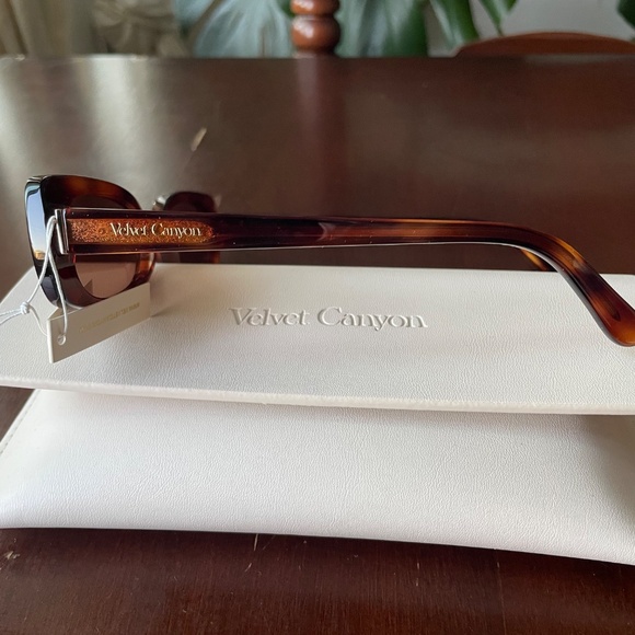 Tortoiseshell Velvet Canyon La Petite Sunglasses - Picture 2 of 4